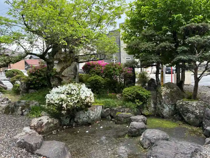 新神社の{uncategorized: "未分類", other: "その他", undefined: "問題あり", building: "その他建物", grave: "お墓", sacred_gate: "鳥居", guardian: "狛犬", statue: "像", buddha: "仏像", history: "歴史", nature: "自然", garden: "庭園", animal: "動物", pagoda: "塔", temizu: "手水舎", mountain_gate: "山門・神門", sanctuary: "本殿・本堂", subordinate: "末社・摂社", art: "芸術", scenery: "景色", jizo: "地蔵", ema: "絵馬", goshuin: "御朱印", omikuji: "おみくじ", items: "授与品その他", amulet: "お守り", goshuincho: "御朱印帳", eats: "食事", festival: "お祭り", votive_dance: "神楽", shichigosan: "七五三参", wedding: "結婚式", experience: "体験その他", initially: "初詣", around: "周辺", anti_infection: "感染症対策"}
