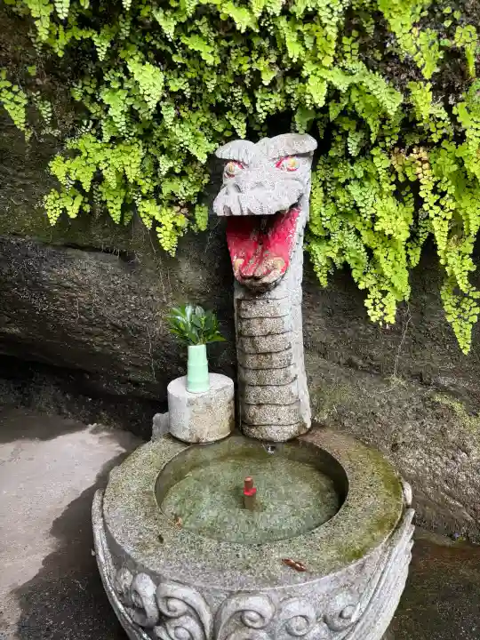銭洗弁財天宇賀福神社の{uncategorized: "未分類", other: "その他", undefined: "問題あり", building: "その他建物", grave: "お墓", sacred_gate: "鳥居", guardian: "狛犬", statue: "像", buddha: "仏像", history: "歴史", nature: "自然", garden: "庭園", animal: "動物", pagoda: "塔", temizu: "手水舎", mountain_gate: "山門・神門", sanctuary: "本殿・本堂", subordinate: "末社・摂社", art: "芸術", scenery: "景色", jizo: "地蔵", ema: "絵馬", goshuin: "御朱印", omikuji: "おみくじ", items: "授与品その他", amulet: "お守り", goshuincho: "御朱印帳", eats: "食事", festival: "お祭り", votive_dance: "神楽", shichigosan: "七五三参", wedding: "結婚式", experience: "体験その他", initially: "初詣", around: "周辺", anti_infection: "感染症対策"}