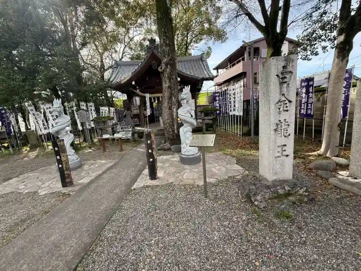 白金龍王社の{uncategorized: "未分類", other: "その他", undefined: "問題あり", building: "その他建物", grave: "お墓", sacred_gate: "鳥居", guardian: "狛犬", statue: "像", buddha: "仏像", history: "歴史", nature: "自然", garden: "庭園", animal: "動物", pagoda: "塔", temizu: "手水舎", mountain_gate: "山門・神門", sanctuary: "本殿・本堂", subordinate: "末社・摂社", art: "芸術", scenery: "景色", jizo: "地蔵", ema: "絵馬", goshuin: "御朱印", omikuji: "おみくじ", items: "授与品その他", amulet: "お守り", goshuincho: "御朱印帳", eats: "食事", festival: "お祭り", votive_dance: "神楽", shichigosan: "七五三参", wedding: "結婚式", experience: "体験その他", initially: "初詣", around: "周辺", anti_infection: "感染症対策"}