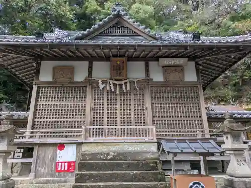 須佐神社の{uncategorized: "未分類", other: "その他", undefined: "問題あり", building: "その他建物", grave: "お墓", sacred_gate: "鳥居", guardian: "狛犬", statue: "像", buddha: "仏像", history: "歴史", nature: "自然", garden: "庭園", animal: "動物", pagoda: "塔", temizu: "手水舎", mountain_gate: "山門・神門", sanctuary: "本殿・本堂", subordinate: "末社・摂社", art: "芸術", scenery: "景色", jizo: "地蔵", ema: "絵馬", goshuin: "御朱印", omikuji: "おみくじ", items: "授与品その他", amulet: "お守り", goshuincho: "御朱印帳", eats: "食事", festival: "お祭り", votive_dance: "神楽", shichigosan: "七五三参", wedding: "結婚式", experience: "体験その他", initially: "初詣", around: "周辺", anti_infection: "感染症対策"}