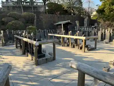 泉岳寺の{uncategorized: "未分類", other: "その他", undefined: "問題あり", building: "その他建物", grave: "お墓", sacred_gate: "鳥居", guardian: "狛犬", statue: "像", buddha: "仏像", history: "歴史", nature: "自然", garden: "庭園", animal: "動物", pagoda: "塔", temizu: "手水舎", mountain_gate: "山門・神門", sanctuary: "本殿・本堂", subordinate: "末社・摂社", art: "芸術", scenery: "景色", jizo: "地蔵", ema: "絵馬", goshuin: "御朱印", omikuji: "おみくじ", items: "授与品その他", amulet: "お守り", goshuincho: "御朱印帳", eats: "食事", festival: "お祭り", votive_dance: "神楽", shichigosan: "七五三参", wedding: "結婚式", experience: "体験その他", initially: "初詣", around: "周辺", anti_infection: "感染症対策"}