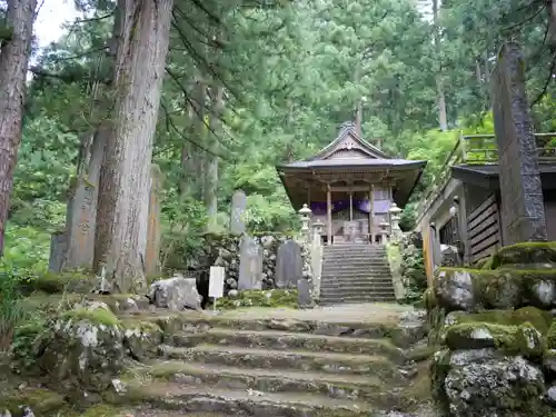 八海山尊神社の本殿