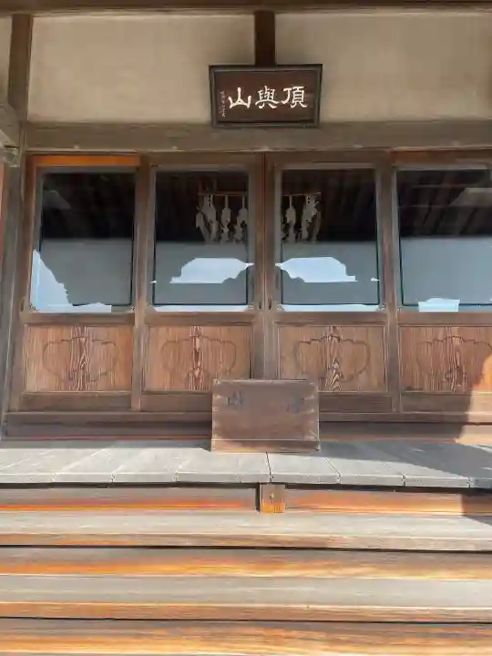 眞隆寺の{uncategorized: "未分類", other: "その他", undefined: "問題あり", building: "その他建物", grave: "お墓", sacred_gate: "鳥居", guardian: "狛犬", statue: "像", buddha: "仏像", history: "歴史", nature: "自然", garden: "庭園", animal: "動物", pagoda: "塔", temizu: "手水舎", mountain_gate: "山門・神門", sanctuary: "本殿・本堂", subordinate: "末社・摂社", art: "芸術", scenery: "景色", jizo: "地蔵", ema: "絵馬", goshuin: "御朱印", omikuji: "おみくじ", items: "授与品その他", amulet: "お守り", goshuincho: "御朱印帳", eats: "食事", festival: "お祭り", votive_dance: "神楽", shichigosan: "七五三参", wedding: "結婚式", experience: "体験その他", initially: "初詣", around: "周辺", anti_infection: "感染症対策"}