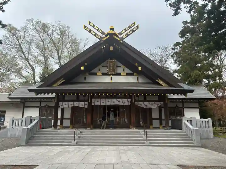 新琴似神社の{uncategorized: "未分類", other: "その他", undefined: "問題あり", building: "その他建物", grave: "お墓", sacred_gate: "鳥居", guardian: "狛犬", statue: "像", buddha: "仏像", history: "歴史", nature: "自然", garden: "庭園", animal: "動物", pagoda: "塔", temizu: "手水舎", mountain_gate: "山門・神門", sanctuary: "本殿・本堂", subordinate: "末社・摂社", art: "芸術", scenery: "景色", jizo: "地蔵", ema: "絵馬", goshuin: "御朱印", omikuji: "おみくじ", items: "授与品その他", amulet: "お守り", goshuincho: "御朱印帳", eats: "食事", festival: "お祭り", votive_dance: "神楽", shichigosan: "七五三参", wedding: "結婚式", experience: "体験その他", initially: "初詣", around: "周辺", anti_infection: "感染症対策"}