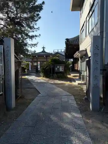 寳藏寺の{uncategorized: "未分類", other: "その他", undefined: "問題あり", building: "その他建物", grave: "お墓", sacred_gate: "鳥居", guardian: "狛犬", statue: "像", buddha: "仏像", history: "歴史", nature: "自然", garden: "庭園", animal: "動物", pagoda: "塔", temizu: "手水舎", mountain_gate: "山門・神門", sanctuary: "本殿・本堂", subordinate: "末社・摂社", art: "芸術", scenery: "景色", jizo: "地蔵", ema: "絵馬", goshuin: "御朱印", omikuji: "おみくじ", items: "授与品その他", amulet: "お守り", goshuincho: "御朱印帳", eats: "食事", festival: "お祭り", votive_dance: "神楽", shichigosan: "七五三参", wedding: "結婚式", experience: "体験その他", initially: "初詣", around: "周辺", anti_infection: "感染症対策"}