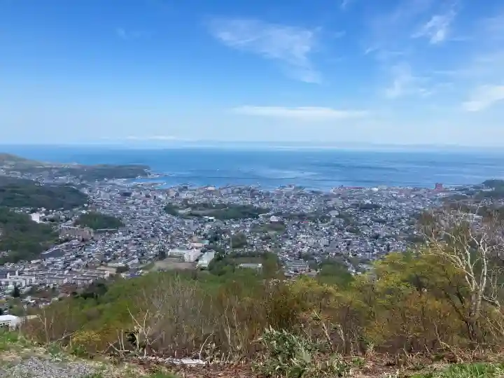 小樽天狗山神社の{uncategorized: "未分類", other: "その他", undefined: "問題あり", building: "その他建物", grave: "お墓", sacred_gate: "鳥居", guardian: "狛犬", statue: "像", buddha: "仏像", history: "歴史", nature: "自然", garden: "庭園", animal: "動物", pagoda: "塔", temizu: "手水舎", mountain_gate: "山門・神門", sanctuary: "本殿・本堂", subordinate: "末社・摂社", art: "芸術", scenery: "景色", jizo: "地蔵", ema: "絵馬", goshuin: "御朱印", omikuji: "おみくじ", items: "授与品その他", amulet: "お守り", goshuincho: "御朱印帳", eats: "食事", festival: "お祭り", votive_dance: "神楽", shichigosan: "七五三参", wedding: "結婚式", experience: "体験その他", initially: "初詣", around: "周辺", anti_infection: "感染症対策"}