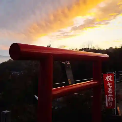 差出磯大嶽山神社 仕事と健康と厄よけの神さまの鳥居