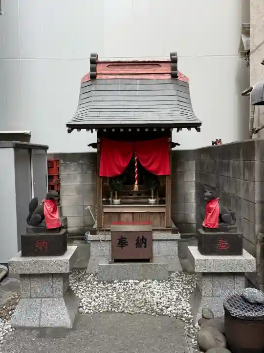 田螺稲荷神社の{uncategorized: "未分類", other: "その他", undefined: "問題あり", building: "その他建物", grave: "お墓", sacred_gate: "鳥居", guardian: "狛犬", statue: "像", buddha: "仏像", history: "歴史", nature: "自然", garden: "庭園", animal: "動物", pagoda: "塔", temizu: "手水舎", mountain_gate: "山門・神門", sanctuary: "本殿・本堂", subordinate: "末社・摂社", art: "芸術", scenery: "景色", jizo: "地蔵", ema: "絵馬", goshuin: "御朱印", omikuji: "おみくじ", items: "授与品その他", amulet: "お守り", goshuincho: "御朱印帳", eats: "食事", festival: "お祭り", votive_dance: "神楽", shichigosan: "七五三参", wedding: "結婚式", experience: "体験その他", initially: "初詣", around: "周辺", anti_infection: "感染症対策"}