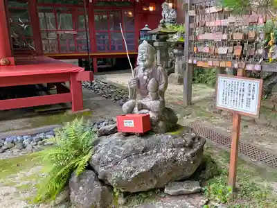 日光二荒山神社中宮祠の像