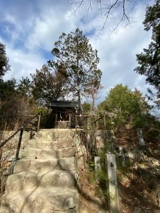 石上布都魂神社の{uncategorized: "未分類", other: "その他", undefined: "問題あり", building: "その他建物", grave: "お墓", sacred_gate: "鳥居", guardian: "狛犬", statue: "像", buddha: "仏像", history: "歴史", nature: "自然", garden: "庭園", animal: "動物", pagoda: "塔", temizu: "手水舎", mountain_gate: "山門・神門", sanctuary: "本殿・本堂", subordinate: "末社・摂社", art: "芸術", scenery: "景色", jizo: "地蔵", ema: "絵馬", goshuin: "御朱印", omikuji: "おみくじ", items: "授与品その他", amulet: "お守り", goshuincho: "御朱印帳", eats: "食事", festival: "お祭り", votive_dance: "神楽", shichigosan: "七五三参", wedding: "結婚式", experience: "体験その他", initially: "初詣", around: "周辺", anti_infection: "感染症対策"}