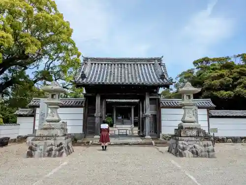 朝田寺の山門