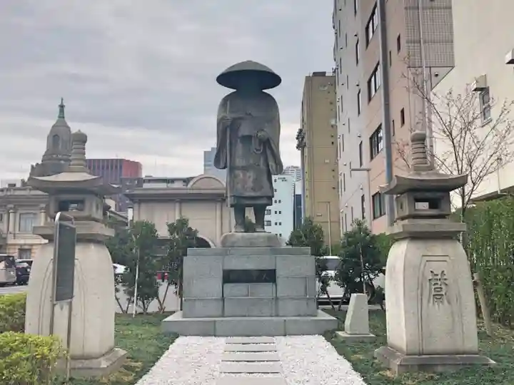築地本願寺(本願寺築地別院)の像