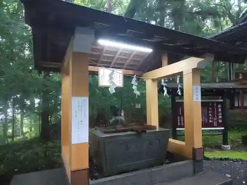 新屋山神社の手水舎