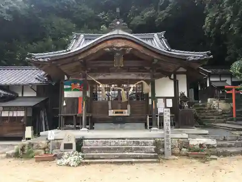 石上布都魂神社の本殿