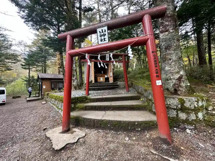 新屋山神社奥宮(山梨県)