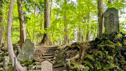 富士山東口本宮 冨士浅間神社の{uncategorized: "未分類", other: "その他", undefined: "問題あり", building: "その他建物", grave: "お墓", sacred_gate: "鳥居", guardian: "狛犬", statue: "像", buddha: "仏像", history: "歴史", nature: "自然", garden: "庭園", animal: "動物", pagoda: "塔", temizu: "手水舎", mountain_gate: "山門・神門", sanctuary: "本殿・本堂", subordinate: "末社・摂社", art: "芸術", scenery: "景色", jizo: "地蔵", ema: "絵馬", goshuin: "御朱印", omikuji: "おみくじ", items: "授与品その他", amulet: "お守り", goshuincho: "御朱印帳", eats: "食事", festival: "お祭り", votive_dance: "神楽", shichigosan: "七五三参", wedding: "結婚式", experience: "体験その他", initially: "初詣", around: "周辺", anti_infection: "感染症対策"}