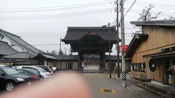 本山専修寺の山門・神門
