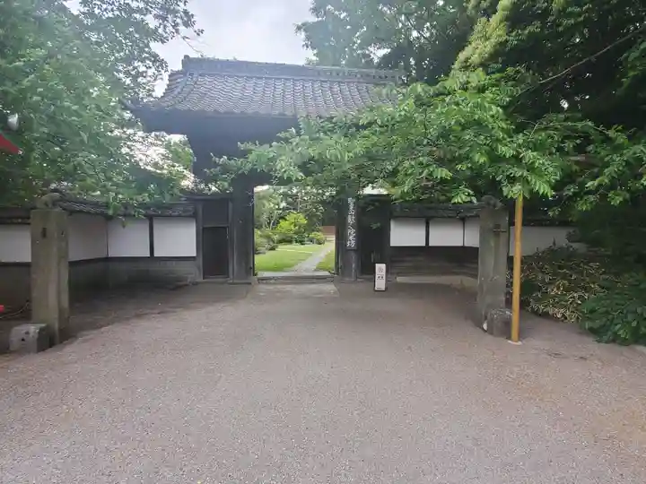 歓喜院本坊の山門・神門