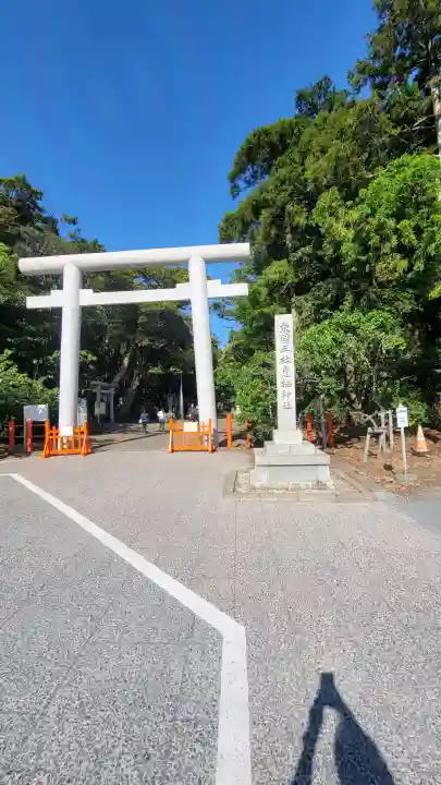 息栖神社の{uncategorized: "未分類", other: "その他", undefined: "問題あり", building: "その他建物", grave: "お墓", sacred_gate: "鳥居", guardian: "狛犬", statue: "像", buddha: "仏像", history: "歴史", nature: "自然", garden: "庭園", animal: "動物", pagoda: "塔", temizu: "手水舎", mountain_gate: "山門・神門", sanctuary: "本殿・本堂", subordinate: "末社・摂社", art: "芸術", scenery: "景色", jizo: "地蔵", ema: "絵馬", goshuin: "御朱印", omikuji: "おみくじ", items: "授与品その他", amulet: "お守り", goshuincho: "御朱印帳", eats: "食事", festival: "お祭り", votive_dance: "神楽", shichigosan: "七五三参", wedding: "結婚式", experience: "体験その他", initially: "初詣", around: "周辺", anti_infection: "感染症対策"}