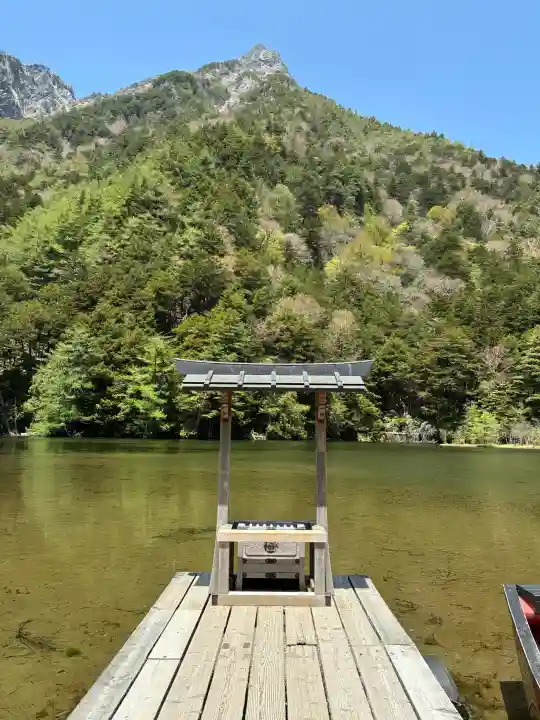 穂高神社奥宮の{uncategorized: "未分類", other: "その他", undefined: "問題あり", building: "その他建物", grave: "お墓", sacred_gate: "鳥居", guardian: "狛犬", statue: "像", buddha: "仏像", history: "歴史", nature: "自然", garden: "庭園", animal: "動物", pagoda: "塔", temizu: "手水舎", mountain_gate: "山門・神門", sanctuary: "本殿・本堂", subordinate: "末社・摂社", art: "芸術", scenery: "景色", jizo: "地蔵", ema: "絵馬", goshuin: "御朱印", omikuji: "おみくじ", items: "授与品その他", amulet: "お守り", goshuincho: "御朱印帳", eats: "食事", festival: "お祭り", votive_dance: "神楽", shichigosan: "七五三参", wedding: "結婚式", experience: "体験その他", initially: "初詣", around: "周辺", anti_infection: "感染症対策"}