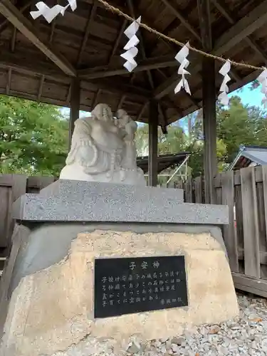 巻堀神社の像