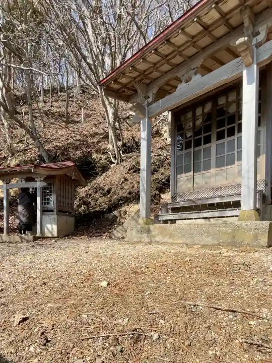 小谷石大明神の{uncategorized: "未分類", other: "その他", undefined: "問題あり", building: "その他建物", grave: "お墓", sacred_gate: "鳥居", guardian: "狛犬", statue: "像", buddha: "仏像", history: "歴史", nature: "自然", garden: "庭園", animal: "動物", pagoda: "塔", temizu: "手水舎", mountain_gate: "山門・神門", sanctuary: "本殿・本堂", subordinate: "末社・摂社", art: "芸術", scenery: "景色", jizo: "地蔵", ema: "絵馬", goshuin: "御朱印", omikuji: "おみくじ", items: "授与品その他", amulet: "お守り", goshuincho: "御朱印帳", eats: "食事", festival: "お祭り", votive_dance: "神楽", shichigosan: "七五三参", wedding: "結婚式", experience: "体験その他", initially: "初詣", around: "周辺", anti_infection: "感染症対策"}