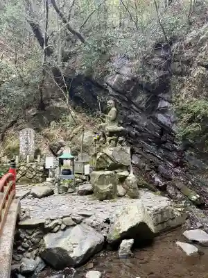 大本山七宝瀧寺の{uncategorized: "未分類", other: "その他", undefined: "問題あり", building: "その他建物", grave: "お墓", sacred_gate: "鳥居", guardian: "狛犬", statue: "像", buddha: "仏像", history: "歴史", nature: "自然", garden: "庭園", animal: "動物", pagoda: "塔", temizu: "手水舎", mountain_gate: "山門・神門", sanctuary: "本殿・本堂", subordinate: "末社・摂社", art: "芸術", scenery: "景色", jizo: "地蔵", ema: "絵馬", goshuin: "御朱印", omikuji: "おみくじ", items: "授与品その他", amulet: "お守り", goshuincho: "御朱印帳", eats: "食事", festival: "お祭り", votive_dance: "神楽", shichigosan: "七五三参", wedding: "結婚式", experience: "体験その他", initially: "初詣", around: "周辺", anti_infection: "感染症対策"}