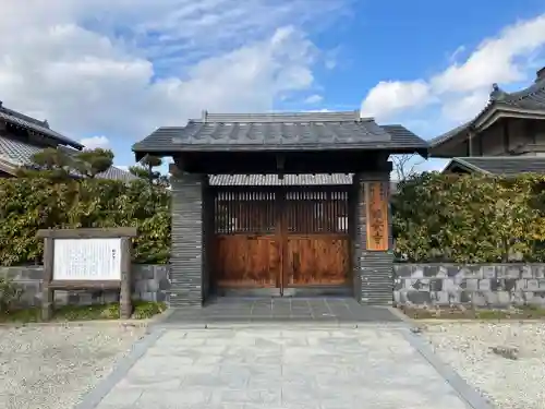 額安寺の山門