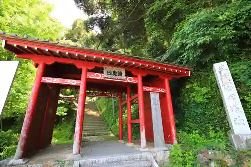 巖倉寺の山門