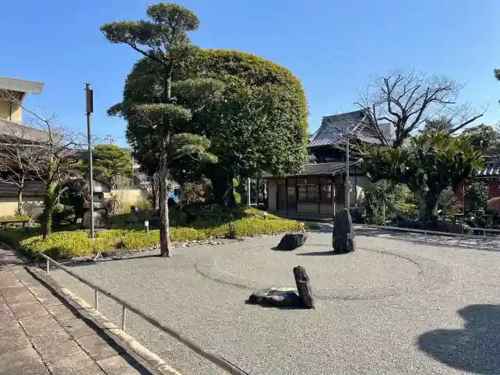 蓮光寺の{uncategorized: "未分類", other: "その他", undefined: "問題あり", building: "その他建物", grave: "お墓", sacred_gate: "鳥居", guardian: "狛犬", statue: "像", buddha: "仏像", history: "歴史", nature: "自然", garden: "庭園", animal: "動物", pagoda: "塔", temizu: "手水舎", mountain_gate: "山門・神門", sanctuary: "本殿・本堂", subordinate: "末社・摂社", art: "芸術", scenery: "景色", jizo: "地蔵", ema: "絵馬", goshuin: "御朱印", omikuji: "おみくじ", items: "授与品その他", amulet: "お守り", goshuincho: "御朱印帳", eats: "食事", festival: "お祭り", votive_dance: "神楽", shichigosan: "七五三参", wedding: "結婚式", experience: "体験その他", initially: "初詣", around: "周辺", anti_infection: "感染症対策"}