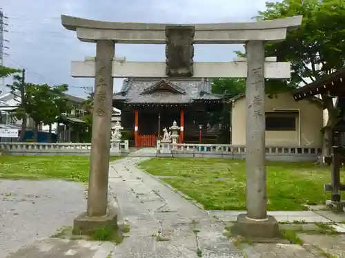 新田稲荷神社の鳥居