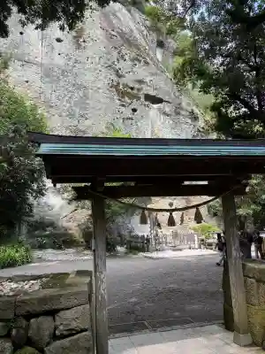 花窟神社の{uncategorized: "未分類", other: "その他", undefined: "問題あり", building: "その他建物", grave: "お墓", sacred_gate: "鳥居", guardian: "狛犬", statue: "像", buddha: "仏像", history: "歴史", nature: "自然", garden: "庭園", animal: "動物", pagoda: "塔", temizu: "手水舎", mountain_gate: "山門・神門", sanctuary: "本殿・本堂", subordinate: "末社・摂社", art: "芸術", scenery: "景色", jizo: "地蔵", ema: "絵馬", goshuin: "御朱印", omikuji: "おみくじ", items: "授与品その他", amulet: "お守り", goshuincho: "御朱印帳", eats: "食事", festival: "お祭り", votive_dance: "神楽", shichigosan: "七五三参", wedding: "結婚式", experience: "体験その他", initially: "初詣", around: "周辺", anti_infection: "感染症対策"}