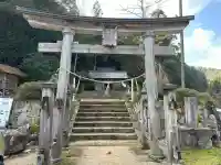 熊野神社(久米神社下の宮)の{uncategorized: "未分類", other: "その他", undefined: "問題あり", building: "その他建物", grave: "お墓", sacred_gate: "鳥居", guardian: "狛犬", statue: "像", buddha: "仏像", history: "歴史", nature: "自然", garden: "庭園", animal: "動物", pagoda: "塔", temizu: "手水舎", mountain_gate: "山門・神門", sanctuary: "本殿・本堂", subordinate: "末社・摂社", art: "芸術", scenery: "景色", jizo: "地蔵", ema: "絵馬", goshuin: "御朱印", omikuji: "おみくじ", items: "授与品その他", amulet: "お守り", goshuincho: "御朱印帳", eats: "食事", festival: "お祭り", votive_dance: "神楽", shichigosan: "七五三参", wedding: "結婚式", experience: "体験その他", initially: "初詣", around: "周辺", anti_infection: "感染症対策"}