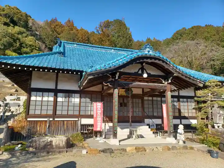 瀧泉寺の{uncategorized: "未分類", other: "その他", undefined: "問題あり", building: "その他建物", grave: "お墓", sacred_gate: "鳥居", guardian: "狛犬", statue: "像", buddha: "仏像", history: "歴史", nature: "自然", garden: "庭園", animal: "動物", pagoda: "塔", temizu: "手水舎", mountain_gate: "山門・神門", sanctuary: "本殿・本堂", subordinate: "末社・摂社", art: "芸術", scenery: "景色", jizo: "地蔵", ema: "絵馬", goshuin: "御朱印", omikuji: "おみくじ", items: "授与品その他", amulet: "お守り", goshuincho: "御朱印帳", eats: "食事", festival: "お祭り", votive_dance: "神楽", shichigosan: "七五三参", wedding: "結婚式", experience: "体験その他", initially: "初詣", around: "周辺", anti_infection: "感染症対策"}