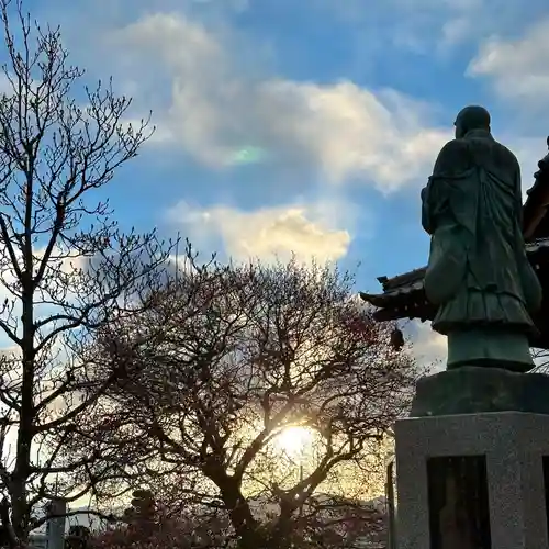 法源寺の像