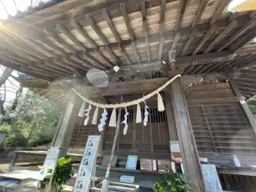 高尾山麓氷川神社の{uncategorized: "未分類", other: "その他", undefined: "問題あり", building: "その他建物", grave: "お墓", sacred_gate: "鳥居", guardian: "狛犬", statue: "像", buddha: "仏像", history: "歴史", nature: "自然", garden: "庭園", animal: "動物", pagoda: "塔", temizu: "手水舎", mountain_gate: "山門・神門", sanctuary: "本殿・本堂", subordinate: "末社・摂社", art: "芸術", scenery: "景色", jizo: "地蔵", ema: "絵馬", goshuin: "御朱印", omikuji: "おみくじ", items: "授与品その他", amulet: "お守り", goshuincho: "御朱印帳", eats: "食事", festival: "お祭り", votive_dance: "神楽", shichigosan: "七五三参", wedding: "結婚式", experience: "体験その他", initially: "初詣", around: "周辺", anti_infection: "感染症対策"}