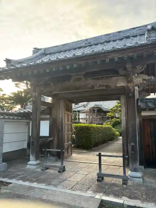 大通寺の{uncategorized: "未分類", other: "その他", undefined: "問題あり", building: "その他建物", grave: "お墓", sacred_gate: "鳥居", guardian: "狛犬", statue: "像", buddha: "仏像", history: "歴史", nature: "自然", garden: "庭園", animal: "動物", pagoda: "塔", temizu: "手水舎", mountain_gate: "山門・神門", sanctuary: "本殿・本堂", subordinate: "末社・摂社", art: "芸術", scenery: "景色", jizo: "地蔵", ema: "絵馬", goshuin: "御朱印", omikuji: "おみくじ", items: "授与品その他", amulet: "お守り", goshuincho: "御朱印帳", eats: "食事", festival: "お祭り", votive_dance: "神楽", shichigosan: "七五三参", wedding: "結婚式", experience: "体験その他", initially: "初詣", around: "周辺", anti_infection: "感染症対策"}