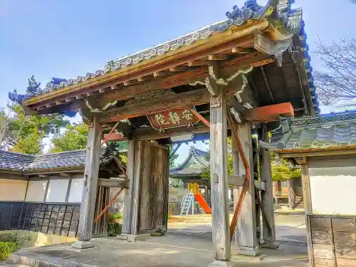 明法寺の山門