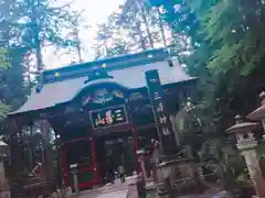 三峯神社の山門