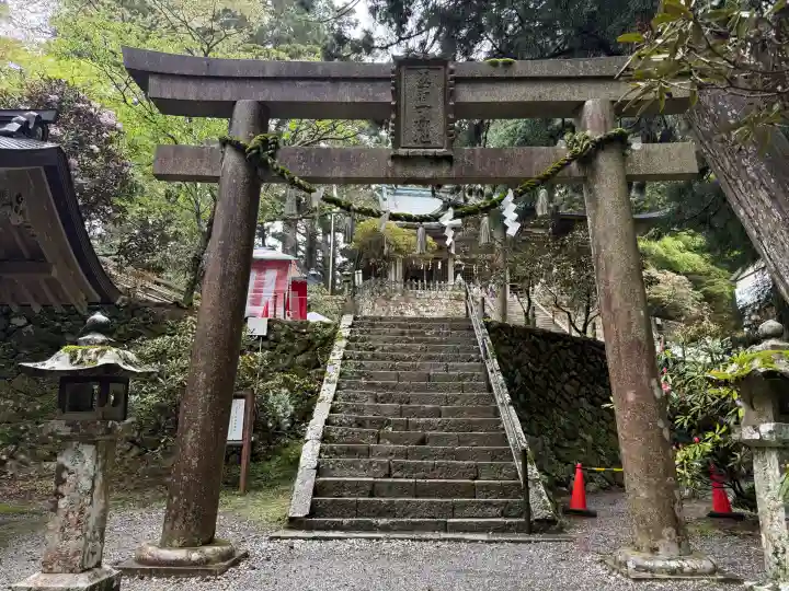 玉置神社の{uncategorized: "未分類", other: "その他", undefined: "問題あり", building: "その他建物", grave: "お墓", sacred_gate: "鳥居", guardian: "狛犬", statue: "像", buddha: "仏像", history: "歴史", nature: "自然", garden: "庭園", animal: "動物", pagoda: "塔", temizu: "手水舎", mountain_gate: "山門・神門", sanctuary: "本殿・本堂", subordinate: "末社・摂社", art: "芸術", scenery: "景色", jizo: "地蔵", ema: "絵馬", goshuin: "御朱印", omikuji: "おみくじ", items: "授与品その他", amulet: "お守り", goshuincho: "御朱印帳", eats: "食事", festival: "お祭り", votive_dance: "神楽", shichigosan: "七五三参", wedding: "結婚式", experience: "体験その他", initially: "初詣", around: "周辺", anti_infection: "感染症対策"}