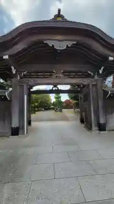高野山真言宗海龍山本泉寺増徳院の山門・神門