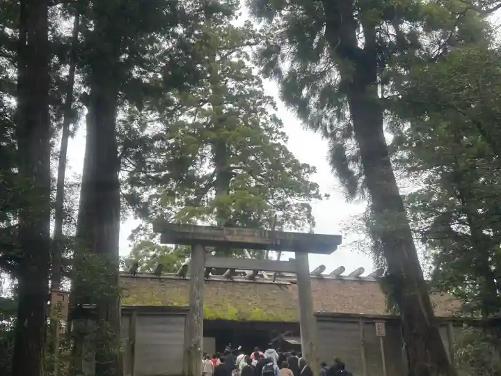 伊勢神宮内宮(皇大神宮)の{uncategorized: "未分類", other: "その他", undefined: "問題あり", building: "その他建物", grave: "お墓", sacred_gate: "鳥居", guardian: "狛犬", statue: "像", buddha: "仏像", history: "歴史", nature: "自然", garden: "庭園", animal: "動物", pagoda: "塔", temizu: "手水舎", mountain_gate: "山門・神門", sanctuary: "本殿・本堂", subordinate: "末社・摂社", art: "芸術", scenery: "景色", jizo: "地蔵", ema: "絵馬", goshuin: "御朱印", omikuji: "おみくじ", items: "授与品その他", amulet: "お守り", goshuincho: "御朱印帳", eats: "食事", festival: "お祭り", votive_dance: "神楽", shichigosan: "七五三参", wedding: "結婚式", experience: "体験その他", initially: "初詣", around: "周辺", anti_infection: "感染症対策"}