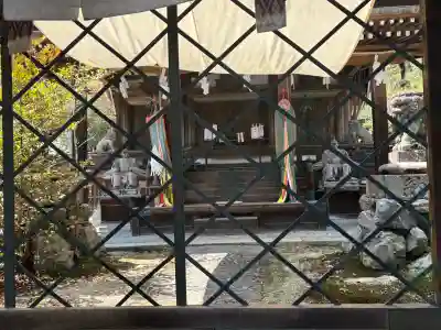 三尾神社の{uncategorized: "未分類", other: "その他", undefined: "問題あり", building: "その他建物", grave: "お墓", sacred_gate: "鳥居", guardian: "狛犬", statue: "像", buddha: "仏像", history: "歴史", nature: "自然", garden: "庭園", animal: "動物", pagoda: "塔", temizu: "手水舎", mountain_gate: "山門・神門", sanctuary: "本殿・本堂", subordinate: "末社・摂社", art: "芸術", scenery: "景色", jizo: "地蔵", ema: "絵馬", goshuin: "御朱印", omikuji: "おみくじ", items: "授与品その他", amulet: "お守り", goshuincho: "御朱印帳", eats: "食事", festival: "お祭り", votive_dance: "神楽", shichigosan: "七五三参", wedding: "結婚式", experience: "体験その他", initially: "初詣", around: "周辺", anti_infection: "感染症対策"}