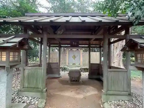 上長屋神社の{uncategorized: "未分類", other: "その他", undefined: "問題あり", building: "その他建物", grave: "お墓", sacred_gate: "鳥居", guardian: "狛犬", statue: "像", buddha: "仏像", history: "歴史", nature: "自然", garden: "庭園", animal: "動物", pagoda: "塔", temizu: "手水舎", mountain_gate: "山門・神門", sanctuary: "本殿・本堂", subordinate: "末社・摂社", art: "芸術", scenery: "景色", jizo: "地蔵", ema: "絵馬", goshuin: "御朱印", omikuji: "おみくじ", items: "授与品その他", amulet: "お守り", goshuincho: "御朱印帳", eats: "食事", festival: "お祭り", votive_dance: "神楽", shichigosan: "七五三参", wedding: "結婚式", experience: "体験その他", initially: "初詣", around: "周辺", anti_infection: "感染症対策"}