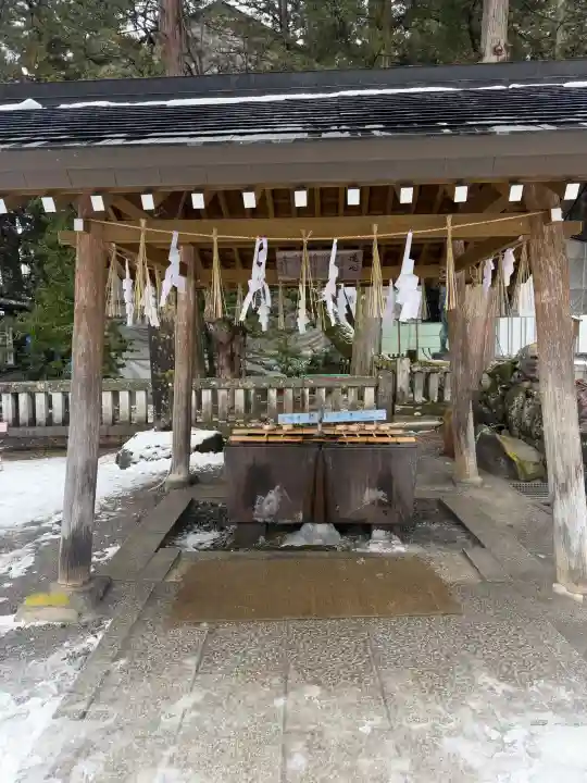 諏訪大社の{uncategorized: "未分類", other: "その他", undefined: "問題あり", building: "その他建物", grave: "お墓", sacred_gate: "鳥居", guardian: "狛犬", statue: "像", buddha: "仏像", history: "歴史", nature: "自然", garden: "庭園", animal: "動物", pagoda: "塔", temizu: "手水舎", mountain_gate: "山門・神門", sanctuary: "本殿・本堂", subordinate: "末社・摂社", art: "芸術", scenery: "景色", jizo: "地蔵", ema: "絵馬", goshuin: "御朱印", omikuji: "おみくじ", items: "授与品その他", amulet: "お守り", goshuincho: "御朱印帳", eats: "食事", festival: "お祭り", votive_dance: "神楽", shichigosan: "七五三参", wedding: "結婚式", experience: "体験その他", initially: "初詣", around: "周辺", anti_infection: "感染症対策"}