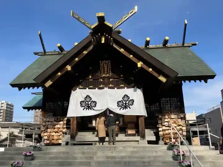 札幌諏訪神社の{uncategorized: "未分類", other: "その他", undefined: "問題あり", building: "その他建物", grave: "お墓", sacred_gate: "鳥居", guardian: "狛犬", statue: "像", buddha: "仏像", history: "歴史", nature: "自然", garden: "庭園", animal: "動物", pagoda: "塔", temizu: "手水舎", mountain_gate: "山門・神門", sanctuary: "本殿・本堂", subordinate: "末社・摂社", art: "芸術", scenery: "景色", jizo: "地蔵", ema: "絵馬", goshuin: "御朱印", omikuji: "おみくじ", items: "授与品その他", amulet: "お守り", goshuincho: "御朱印帳", eats: "食事", festival: "お祭り", votive_dance: "神楽", shichigosan: "七五三参", wedding: "結婚式", experience: "体験その他", initially: "初詣", around: "周辺", anti_infection: "感染症対策"}
