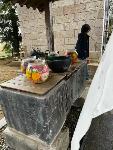 素鵞神社の{uncategorized: "未分類", other: "その他", undefined: "問題あり", building: "その他建物", grave: "お墓", sacred_gate: "鳥居", guardian: "狛犬", statue: "像", buddha: "仏像", history: "歴史", nature: "自然", garden: "庭園", animal: "動物", pagoda: "塔", temizu: "手水舎", mountain_gate: "山門・神門", sanctuary: "本殿・本堂", subordinate: "末社・摂社", art: "芸術", scenery: "景色", jizo: "地蔵", ema: "絵馬", goshuin: "御朱印", omikuji: "おみくじ", items: "授与品その他", amulet: "お守り", goshuincho: "御朱印帳", eats: "食事", festival: "お祭り", votive_dance: "神楽", shichigosan: "七五三参", wedding: "結婚式", experience: "体験その他", initially: "初詣", around: "周辺", anti_infection: "感染症対策"}