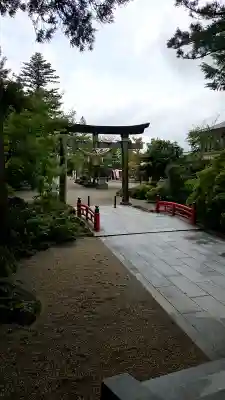 越中一宮 髙瀬神社の{uncategorized: "未分類", other: "その他", undefined: "問題あり", building: "その他建物", grave: "お墓", sacred_gate: "鳥居", guardian: "狛犬", statue: "像", buddha: "仏像", history: "歴史", nature: "自然", garden: "庭園", animal: "動物", pagoda: "塔", temizu: "手水舎", mountain_gate: "山門・神門", sanctuary: "本殿・本堂", subordinate: "末社・摂社", art: "芸術", scenery: "景色", jizo: "地蔵", ema: "絵馬", goshuin: "御朱印", omikuji: "おみくじ", items: "授与品その他", amulet: "お守り", goshuincho: "御朱印帳", eats: "食事", festival: "お祭り", votive_dance: "神楽", shichigosan: "七五三参", wedding: "結婚式", experience: "体験その他", initially: "初詣", around: "周辺", anti_infection: "感染症対策"}