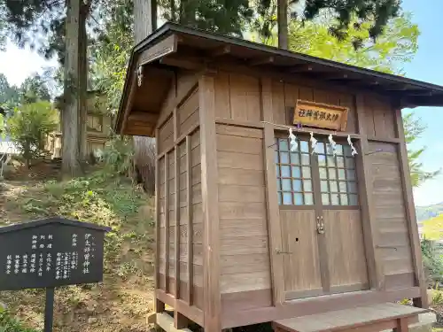 角館総鎮守 神明社の{uncategorized: "未分類", other: "その他", undefined: "問題あり", building: "その他建物", grave: "お墓", sacred_gate: "鳥居", guardian: "狛犬", statue: "像", buddha: "仏像", history: "歴史", nature: "自然", garden: "庭園", animal: "動物", pagoda: "塔", temizu: "手水舎", mountain_gate: "山門・神門", sanctuary: "本殿・本堂", subordinate: "末社・摂社", art: "芸術", scenery: "景色", jizo: "地蔵", ema: "絵馬", goshuin: "御朱印", omikuji: "おみくじ", items: "授与品その他", amulet: "お守り", goshuincho: "御朱印帳", eats: "食事", festival: "お祭り", votive_dance: "神楽", shichigosan: "七五三参", wedding: "結婚式", experience: "体験その他", initially: "初詣", around: "周辺", anti_infection: "感染症対策"}