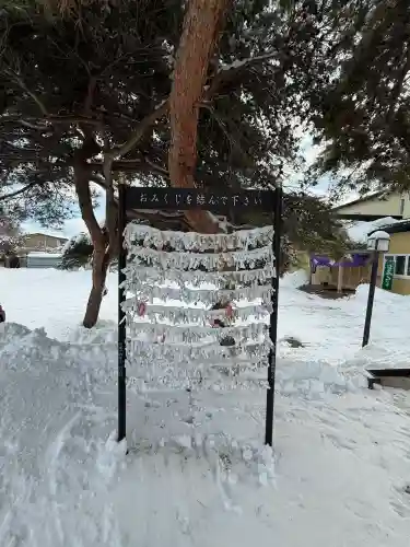 鹿部稲荷神社の{uncategorized: "未分類", other: "その他", undefined: "問題あり", building: "その他建物", grave: "お墓", sacred_gate: "鳥居", guardian: "狛犬", statue: "像", buddha: "仏像", history: "歴史", nature: "自然", garden: "庭園", animal: "動物", pagoda: "塔", temizu: "手水舎", mountain_gate: "山門・神門", sanctuary: "本殿・本堂", subordinate: "末社・摂社", art: "芸術", scenery: "景色", jizo: "地蔵", ema: "絵馬", goshuin: "御朱印", omikuji: "おみくじ", items: "授与品その他", amulet: "お守り", goshuincho: "御朱印帳", eats: "食事", festival: "お祭り", votive_dance: "神楽", shichigosan: "七五三参", wedding: "結婚式", experience: "体験その他", initially: "初詣", around: "周辺", anti_infection: "感染症対策"}